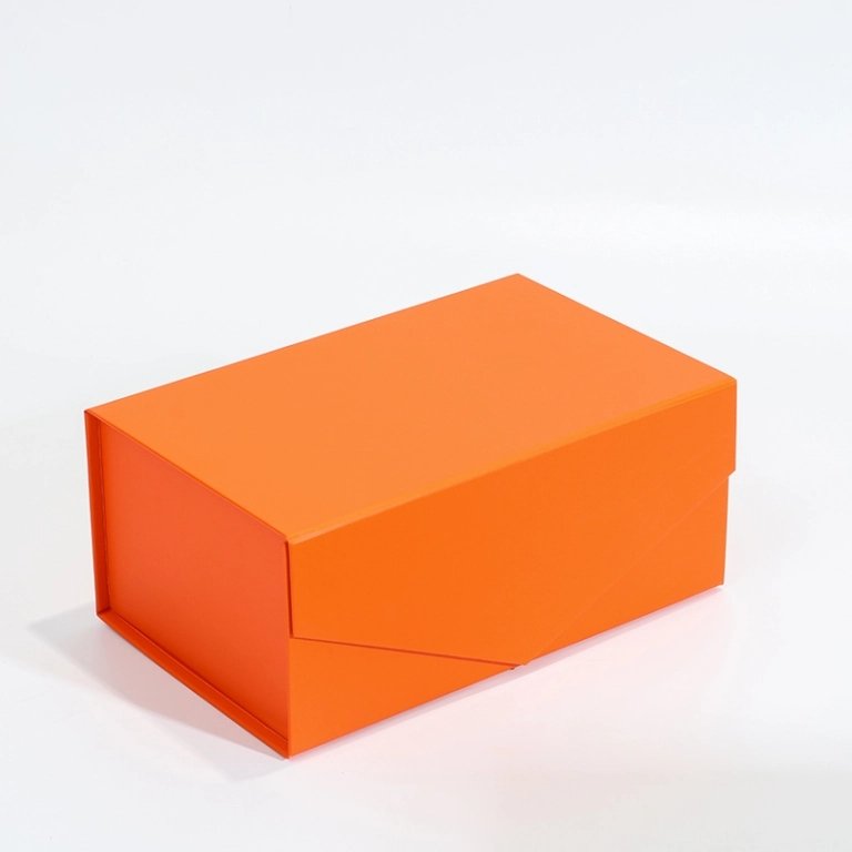 Built-in magnet closure on foldable gift box – secure and easy opening and closing