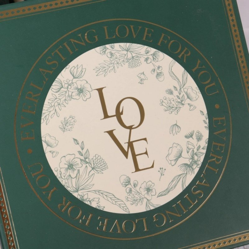 European Retro Green Wedding Gift Box – Embossed Printing Wholesale Manufacturer Green European style gift box used for perfume and cosmetics – elegant brand presentation